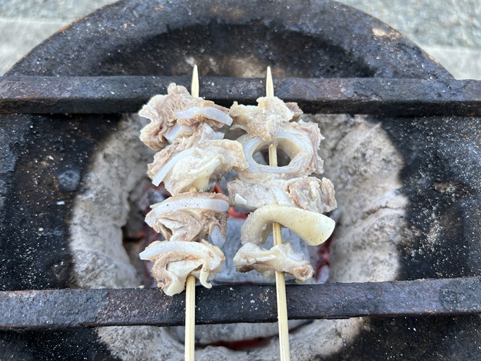 七輪で豚の喉なんこつ串を炭火焼きする様子