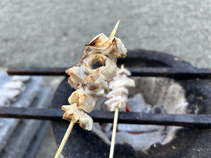 焼き鳥の豚の喉なんこつ串を七輪で炭火焼きしている様子