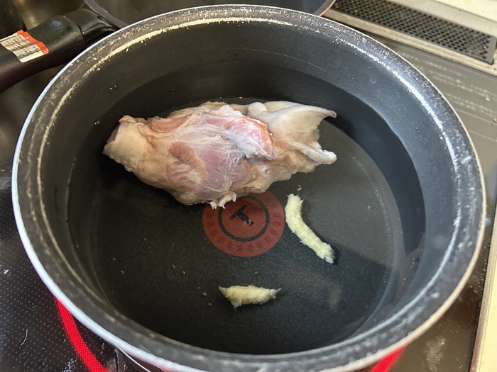 豚の喉なんこつを下処理する様子