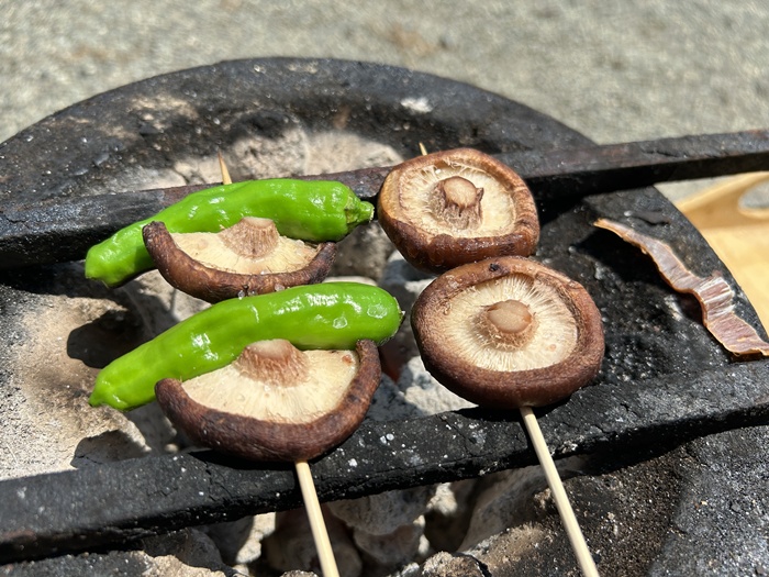 七輪で野菜串を炭火焼きしているところ