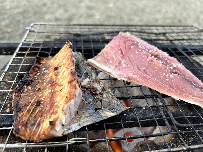 七輪で鯖を炭火で焼いているところ